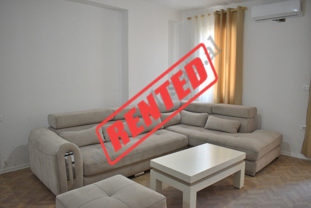 Apartament 2+1 me qira ne rrugen Ali Demi ne Tirane.
Ndodhet ne katin 2 te nje pallati te ri me ash